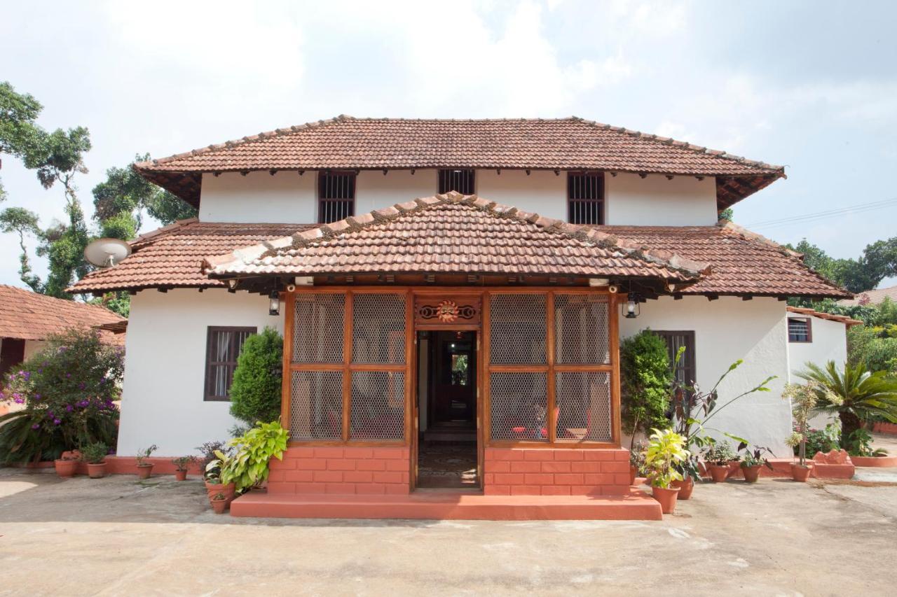 Sardar Bahadur'S Heritage Bungalow Estate Stay Napoklu Exterior foto