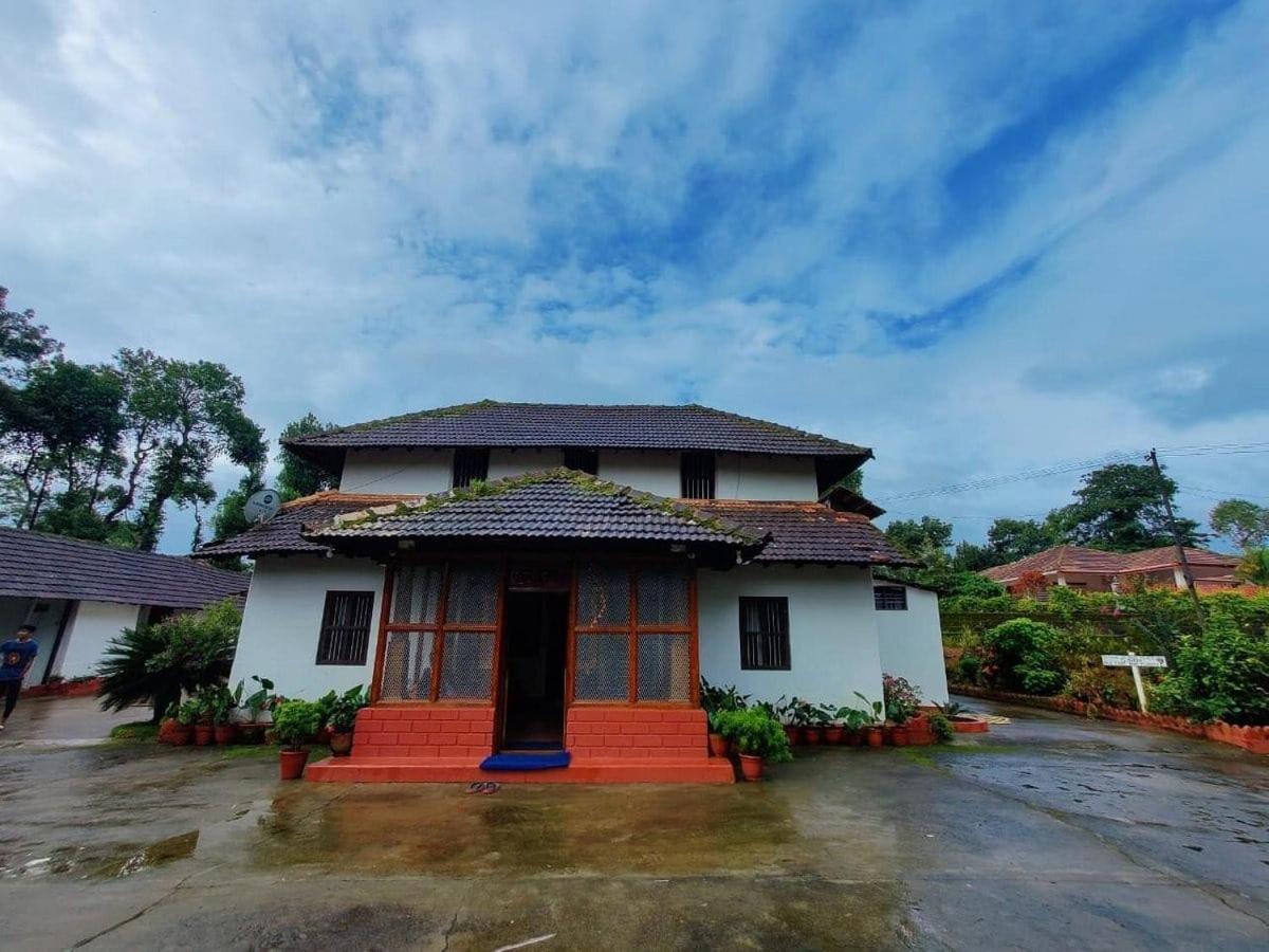 Sardar Bahadur'S Heritage Bungalow Estate Stay Napoklu Exterior foto