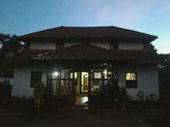 Sardar Bahadur'S Heritage Bungalow Estate Stay Napoklu Exterior foto